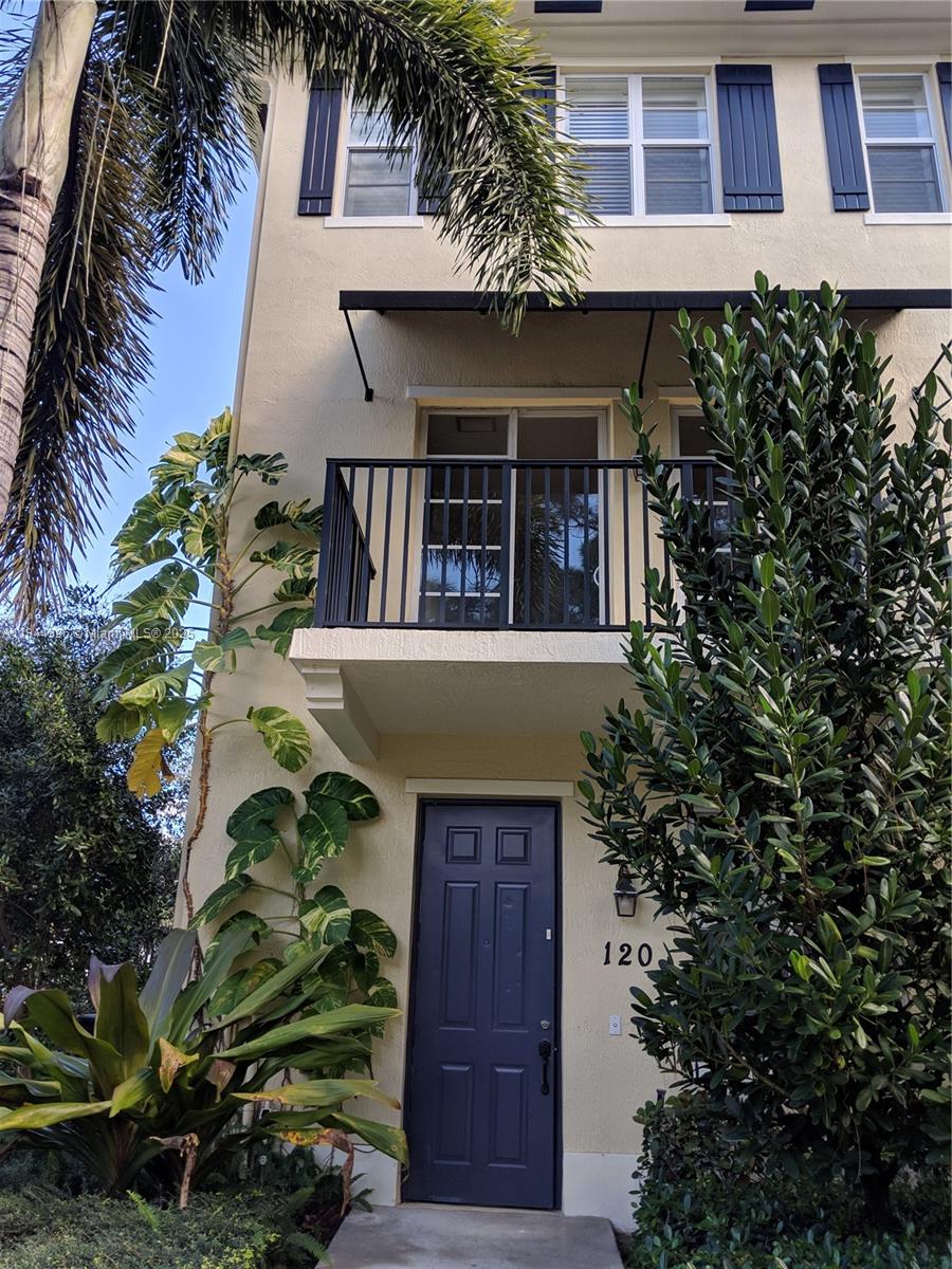 Abacoa Greenwich, Next to Beacon cove Intermediate. 3 bed and 3 bath Great End Unit. Laminate and Hard wood floor, Granite countertops, SS appliances , Island in Kitchen.