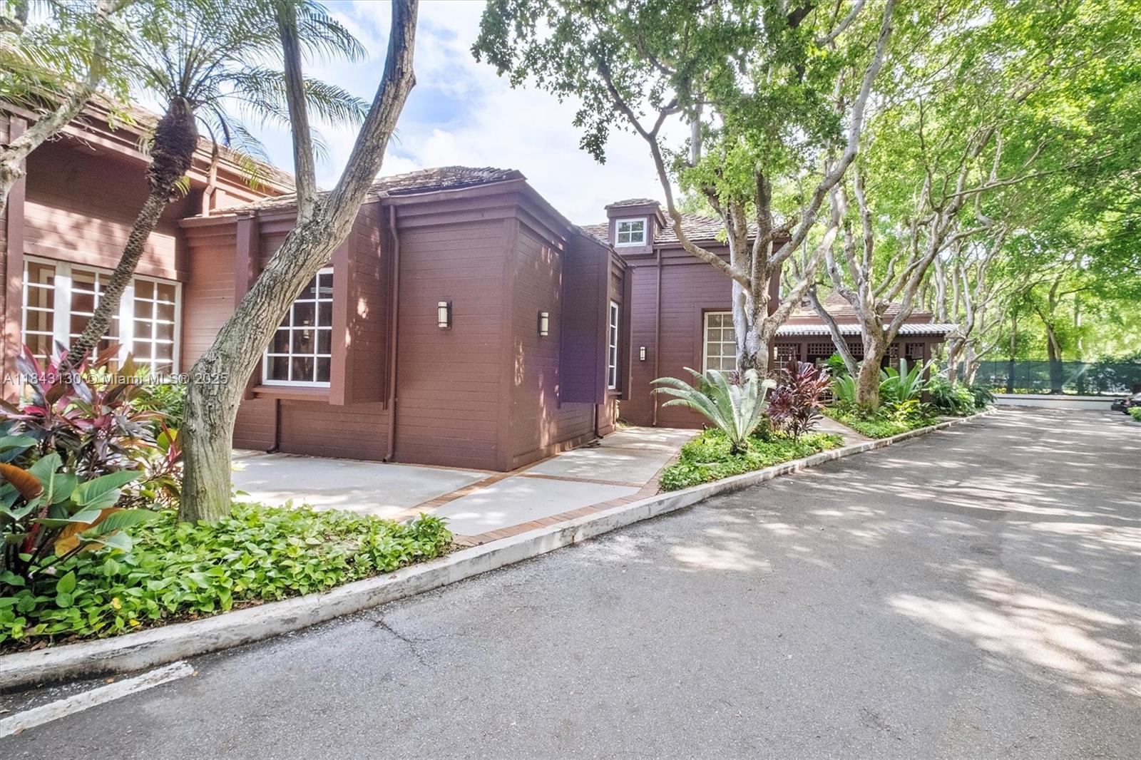 TOWERS OF QUAYSIDE CONDO - Residential