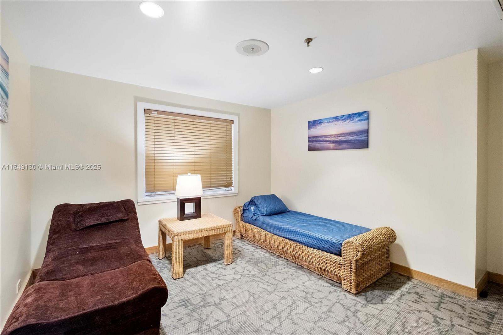 TOWERS OF QUAYSIDE CONDO - Residential