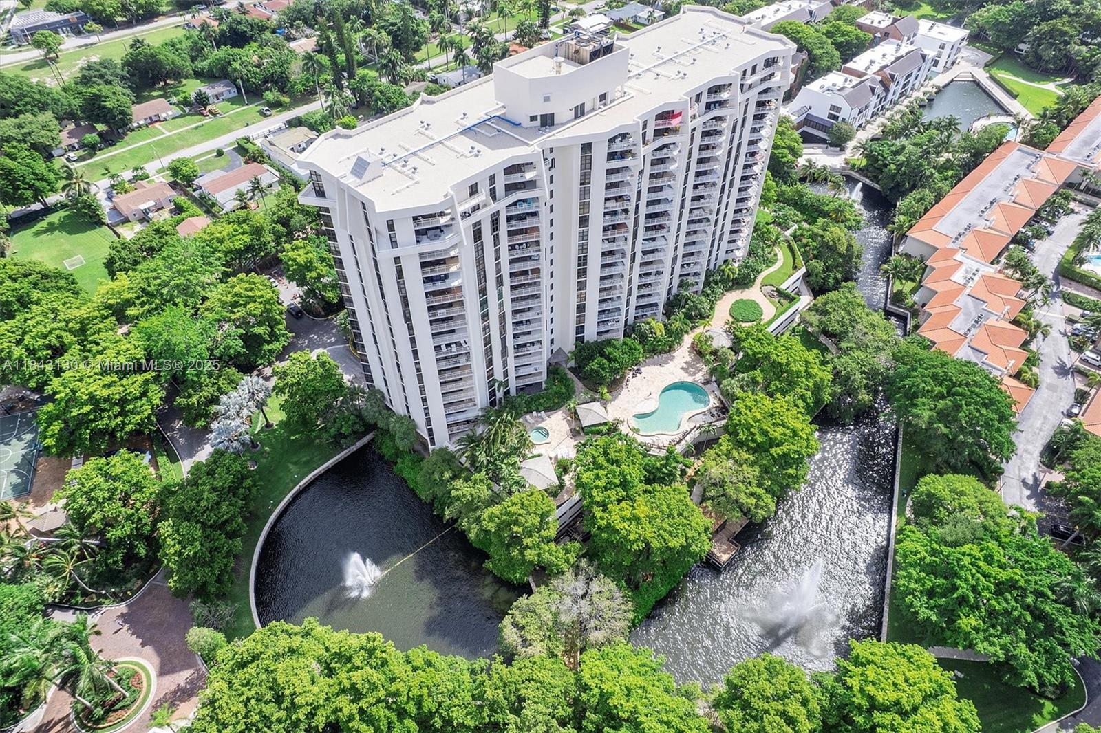 TOWERS OF QUAYSIDE CONDO - Residential