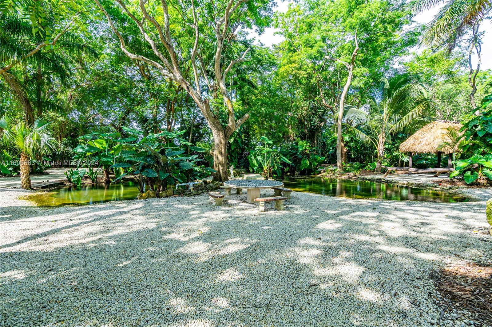 RETREAT ON 5 AC - Residential