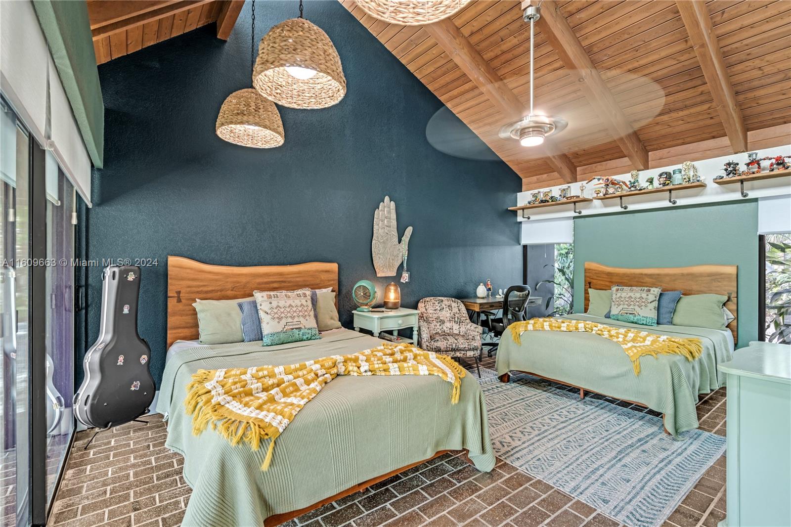 RETREAT ON 5 AC - Residential