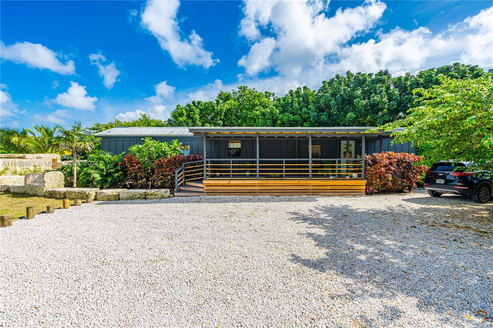 RETREAT ON 5 AC - Residential