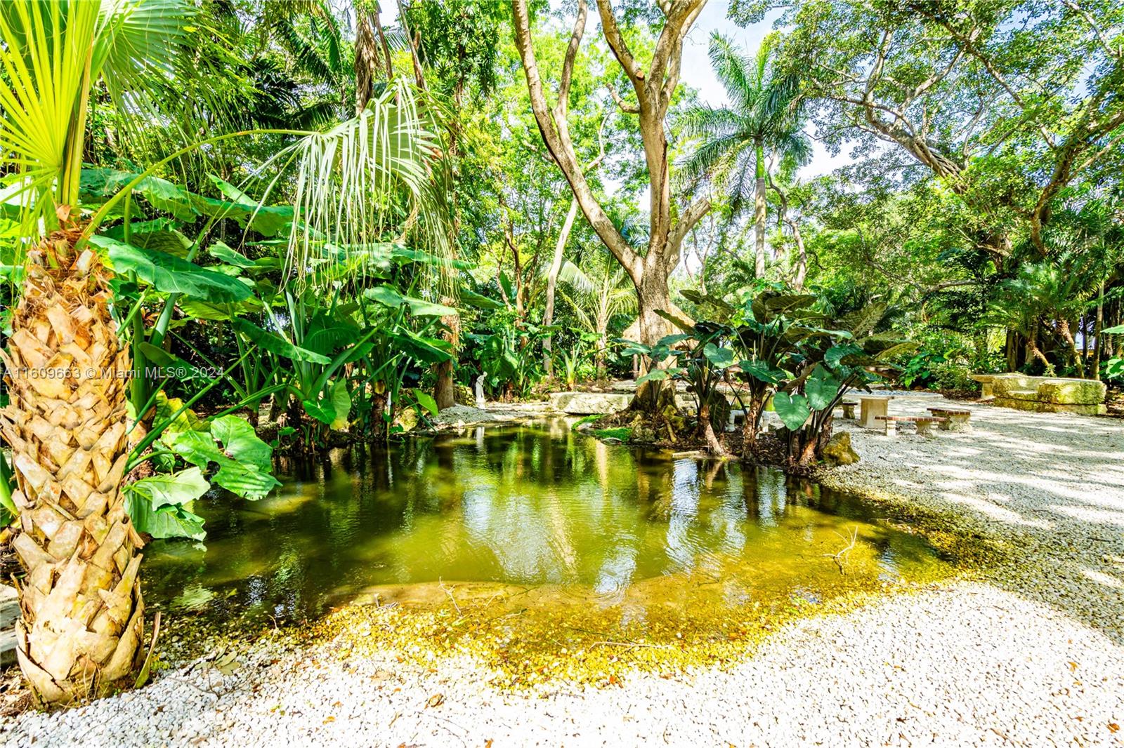 RETREAT ON 5 AC - Residential