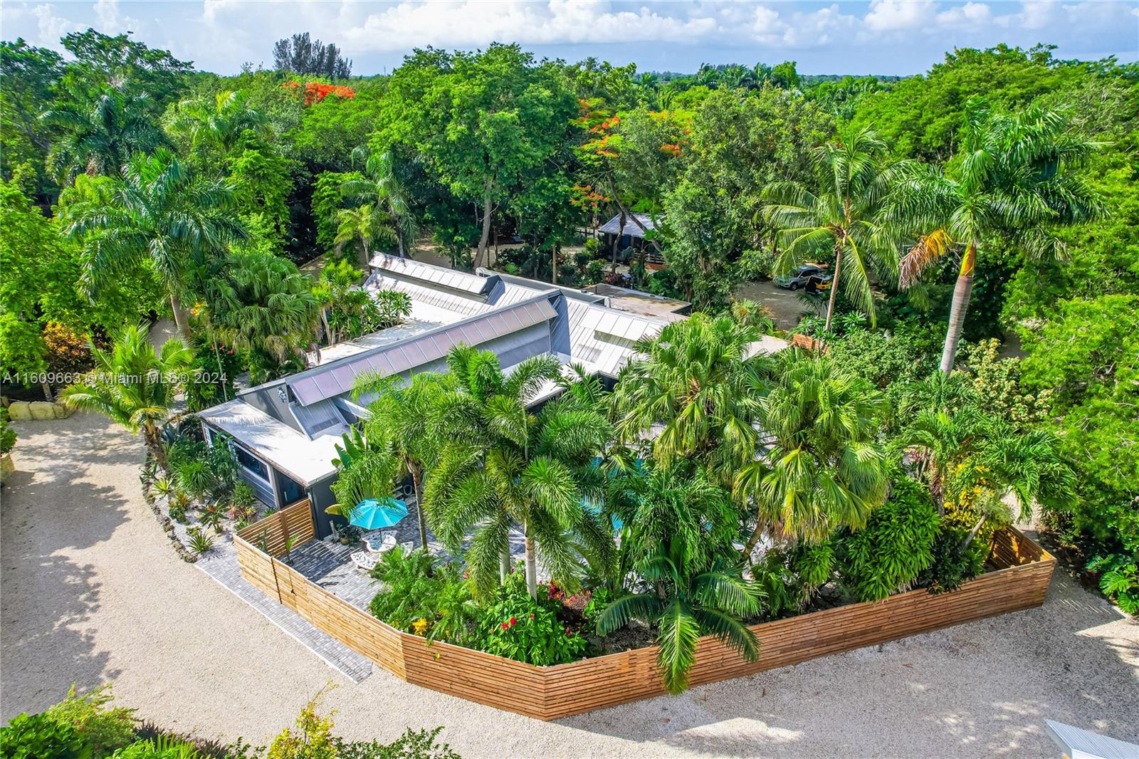 RETREAT ON 5 AC - Residential