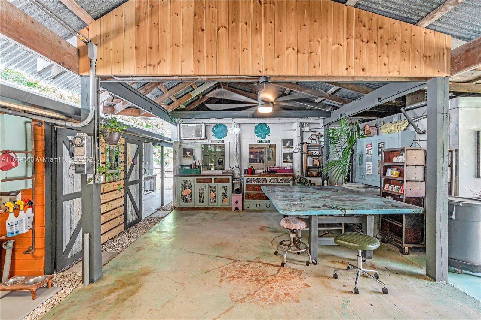 RETREAT ON 5 AC - Residential