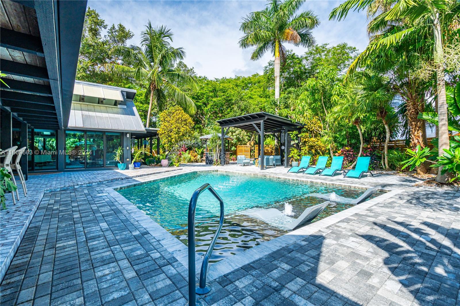 RETREAT ON 5 AC - Residential