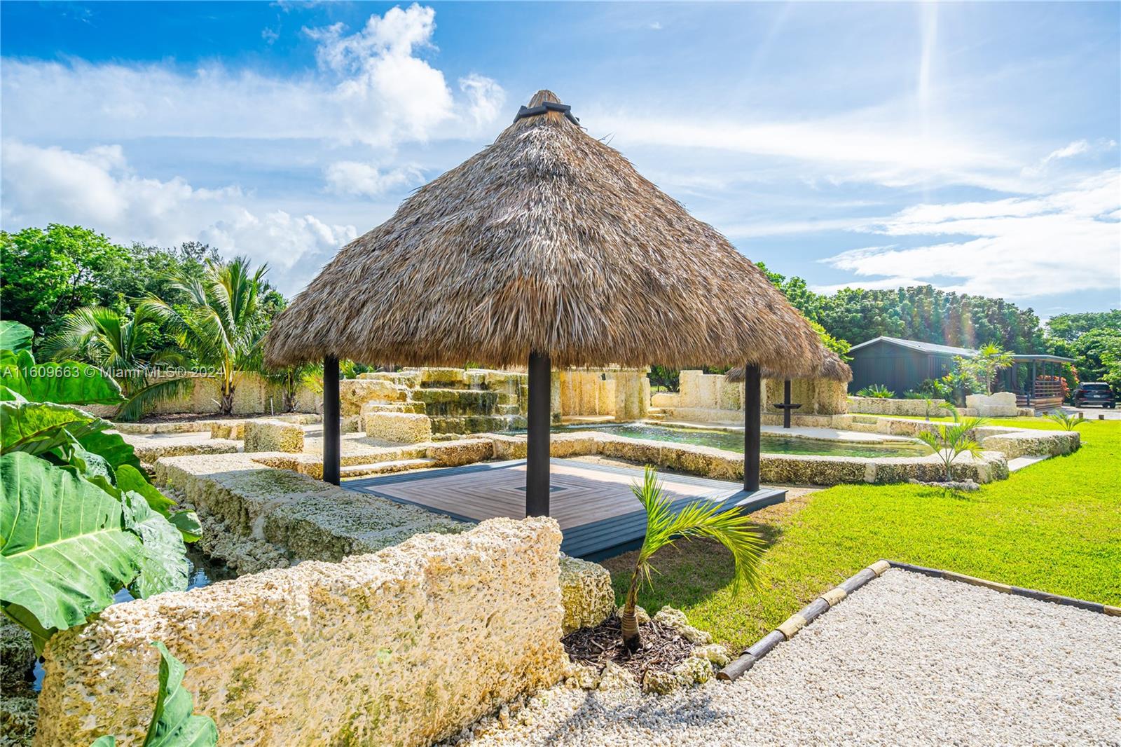 RETREAT ON 5 AC - Residential