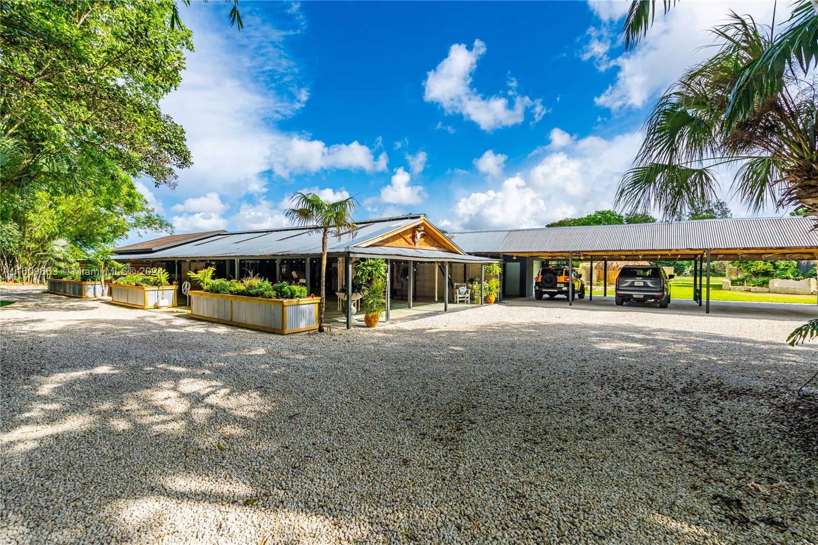 RETREAT ON 5 AC - Residential