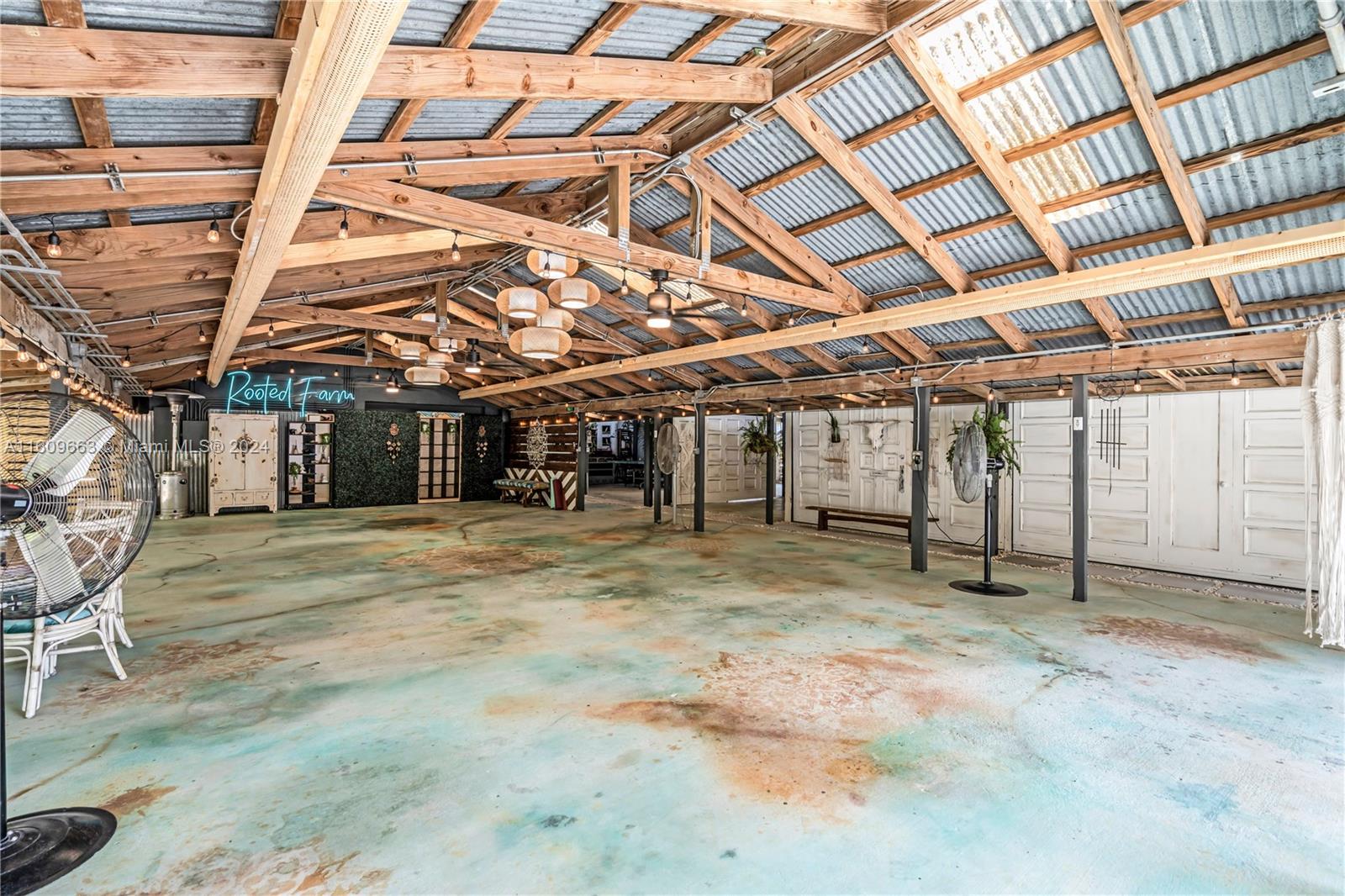 RETREAT ON 5 AC - Residential