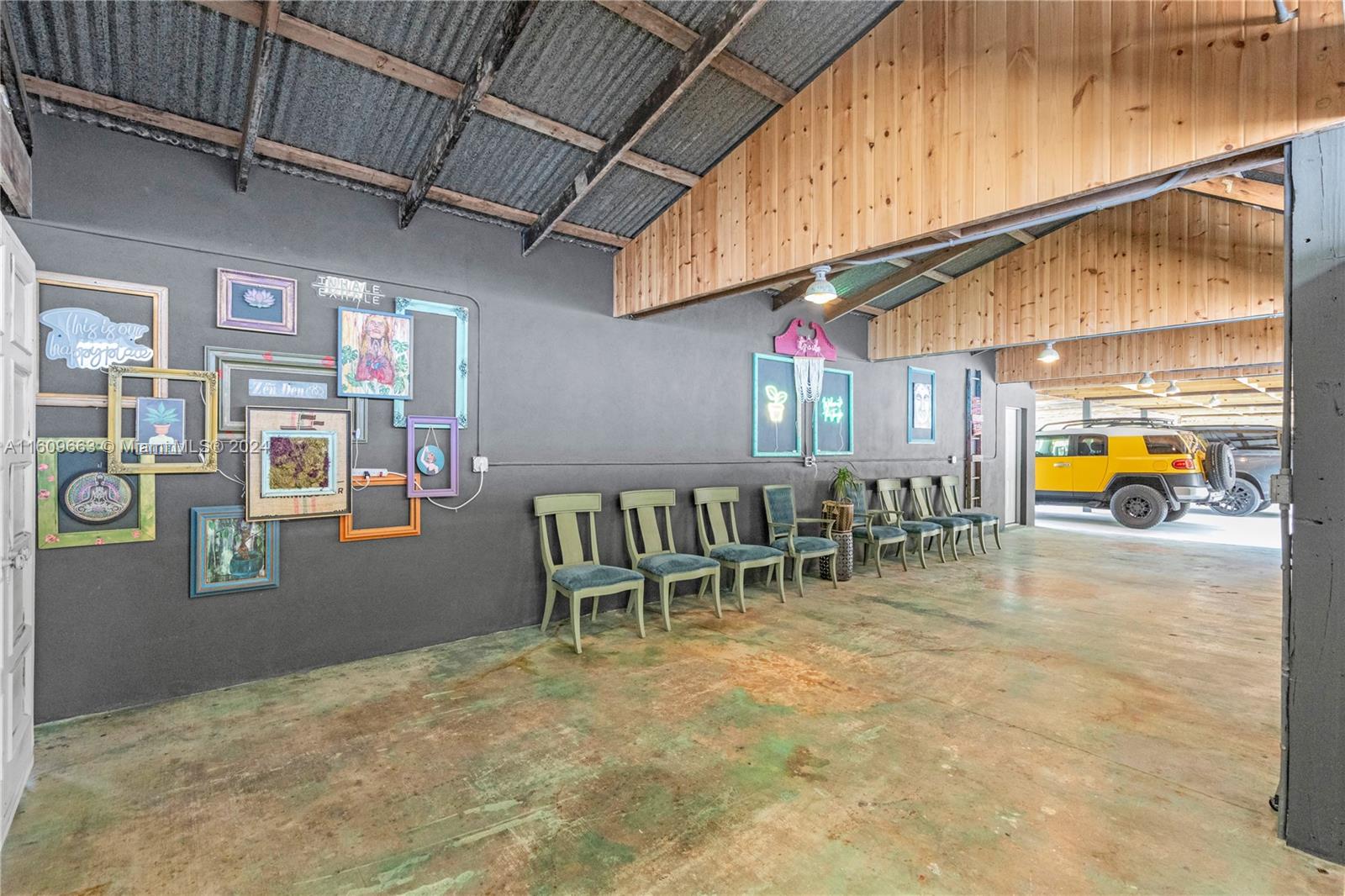 RETREAT ON 5 AC - Residential