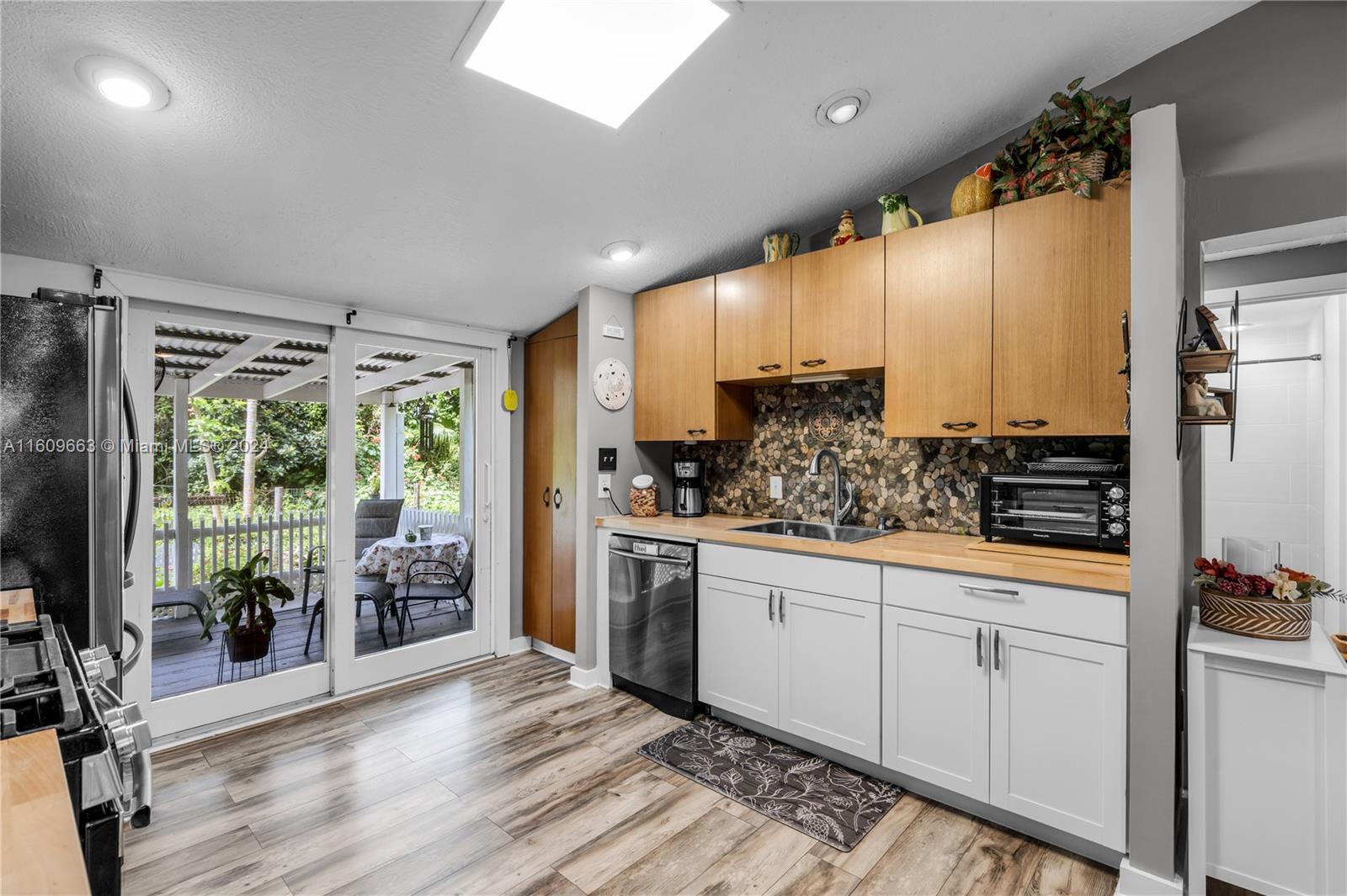 RETREAT ON 5 AC - Residential