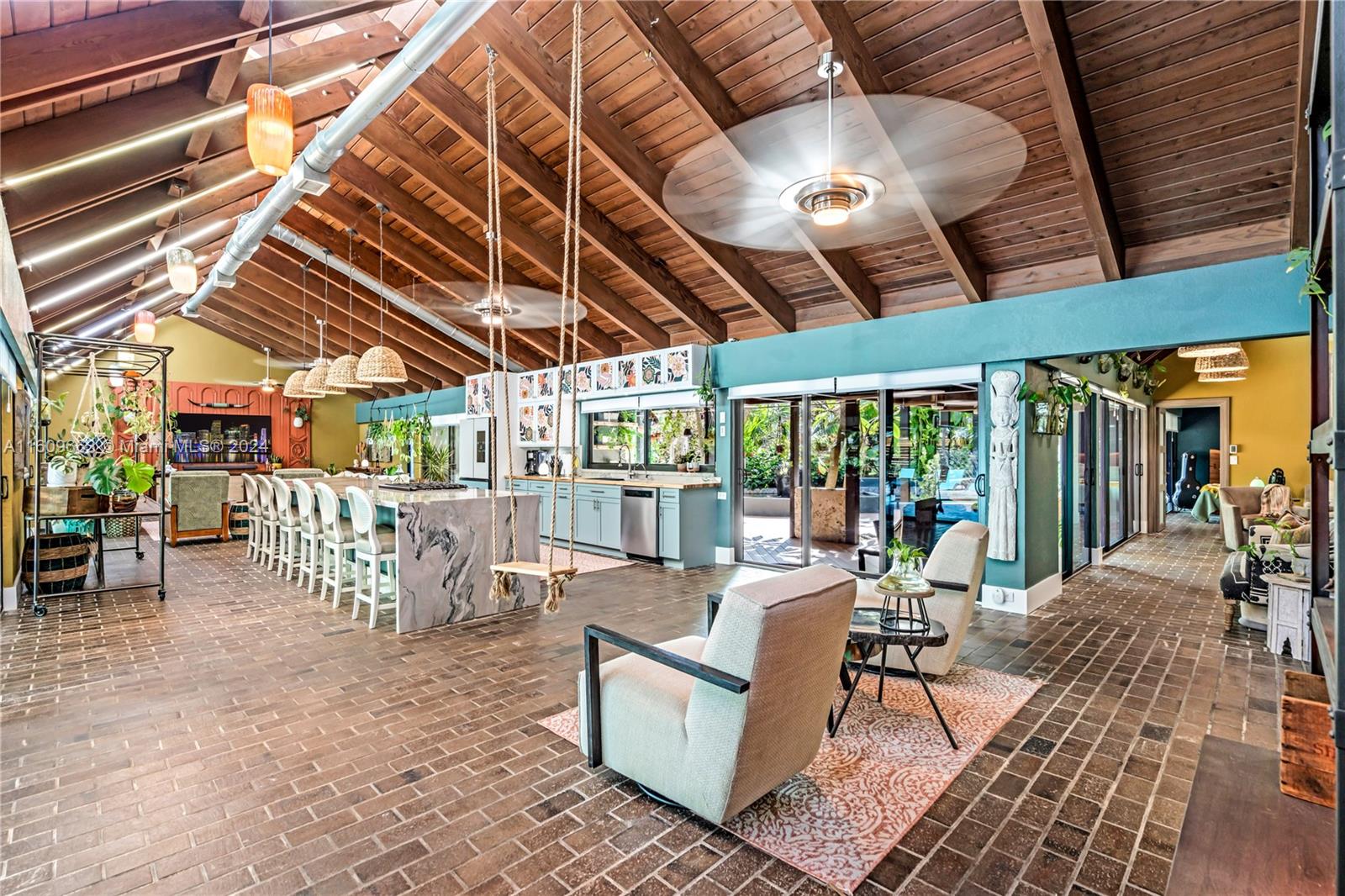 RETREAT ON 5 AC - Residential