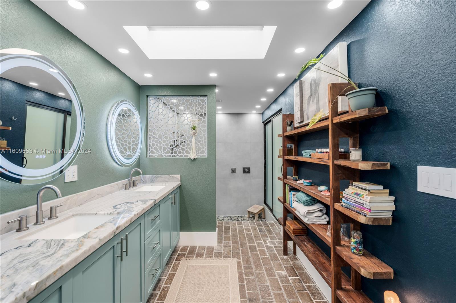 RETREAT ON 5 AC - Residential