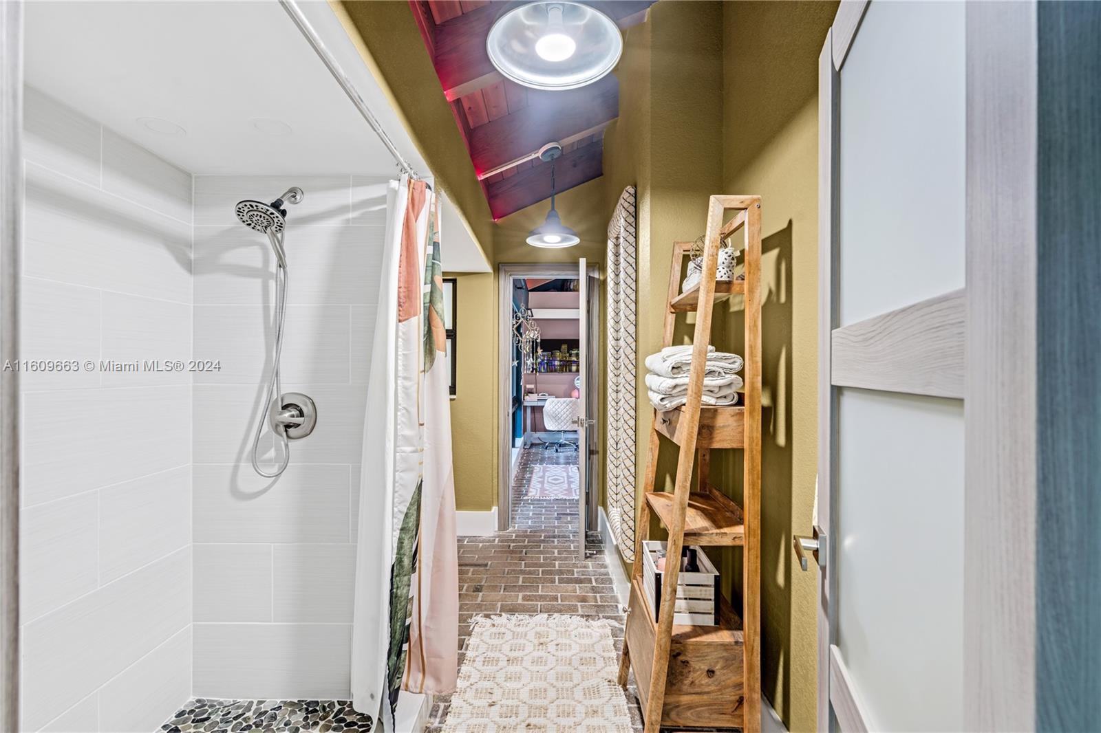 RETREAT ON 5 AC - Residential