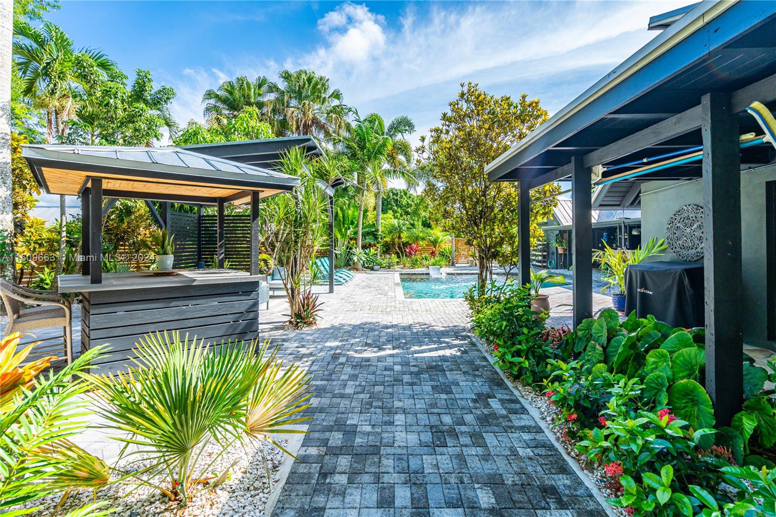 RETREAT ON 5 AC - Residential