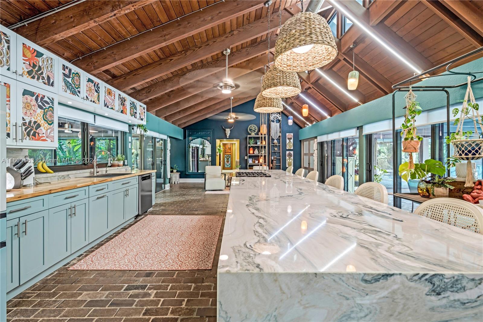 RETREAT ON 5 AC - Residential