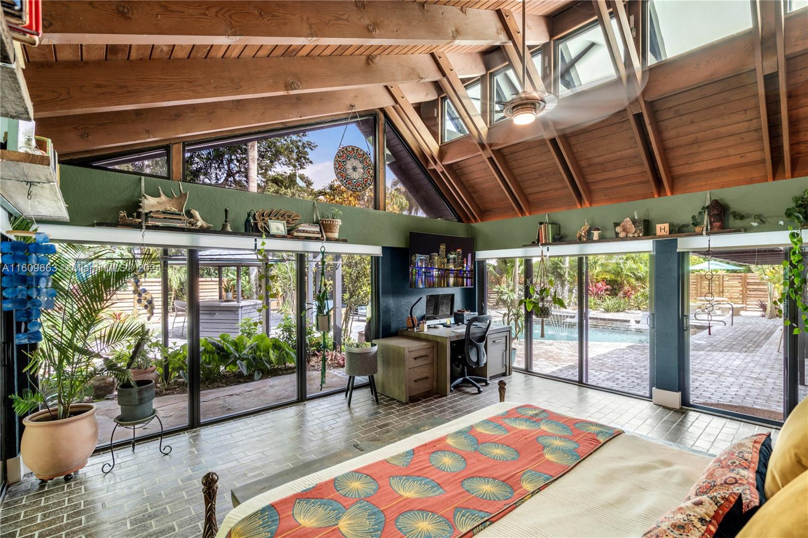 RETREAT ON 5 AC - Residential