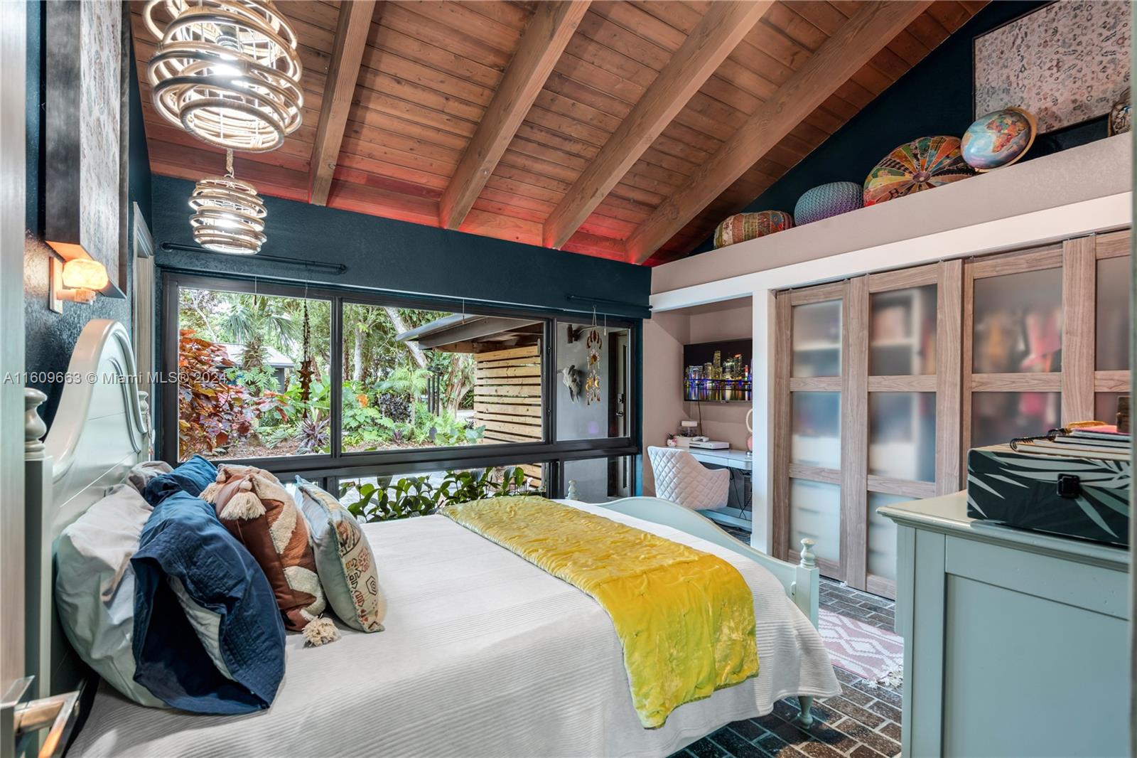 RETREAT ON 5 AC - Residential