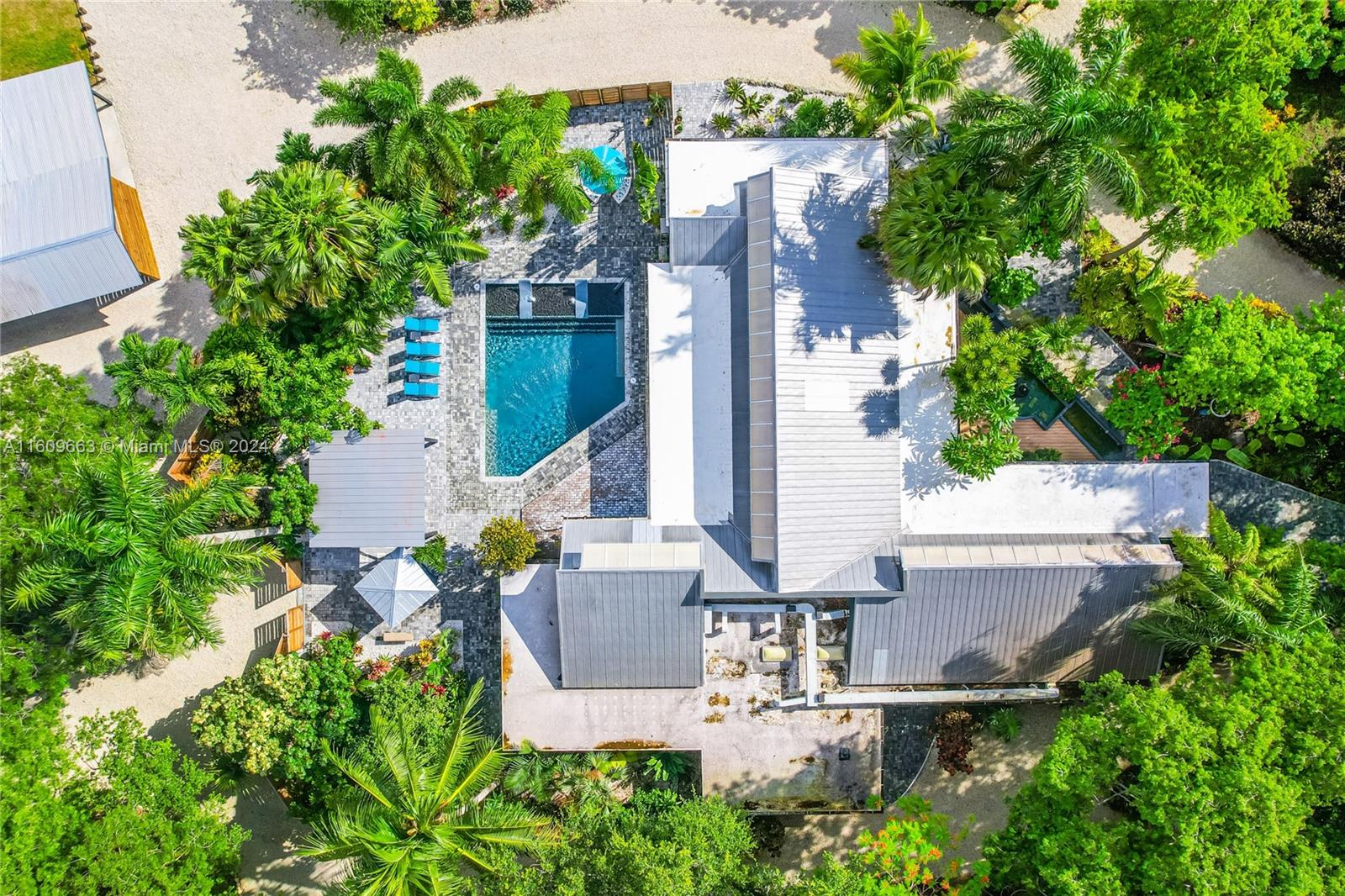 RETREAT ON 5 AC - Residential