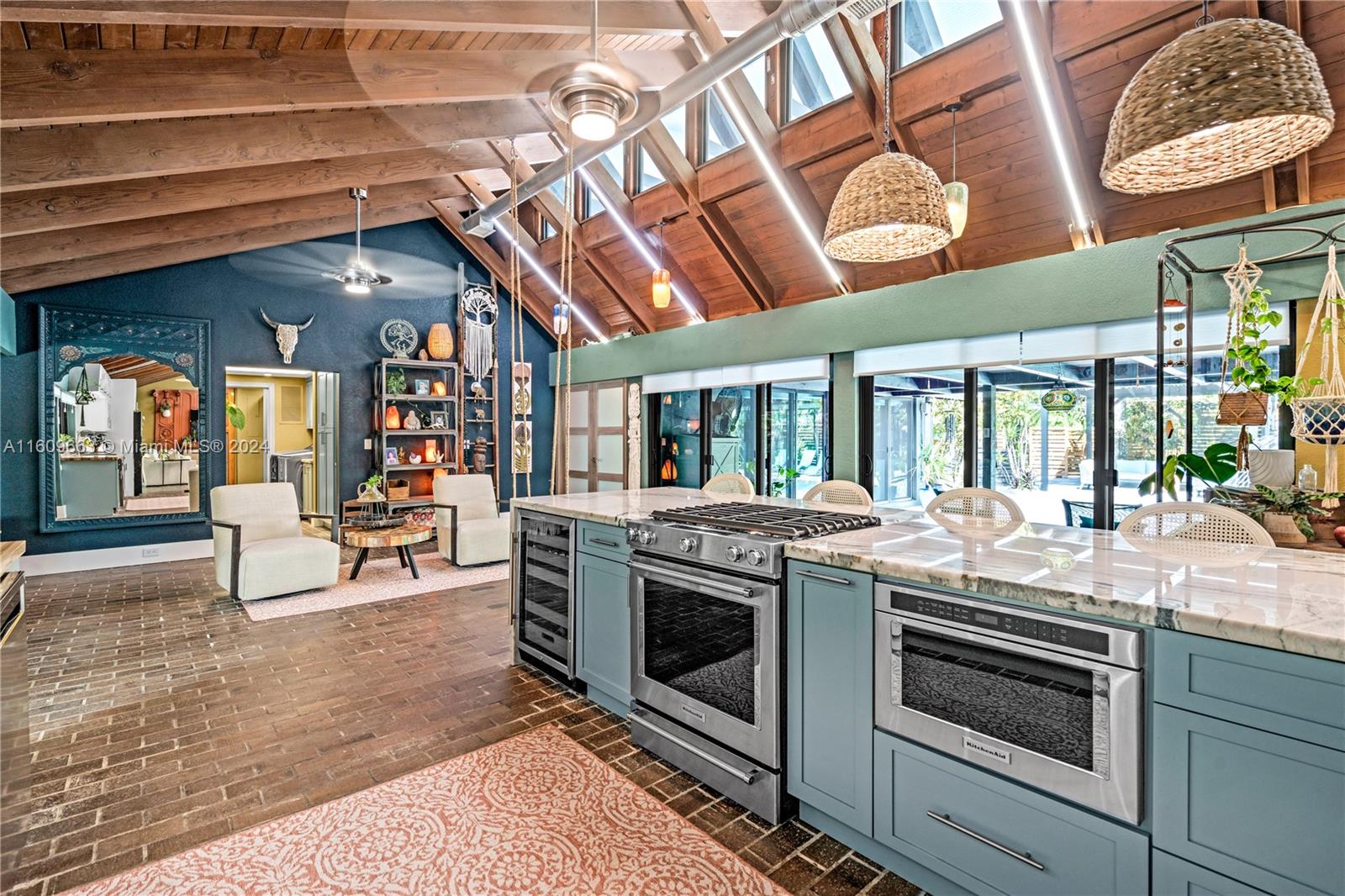 RETREAT ON 5 AC - Residential