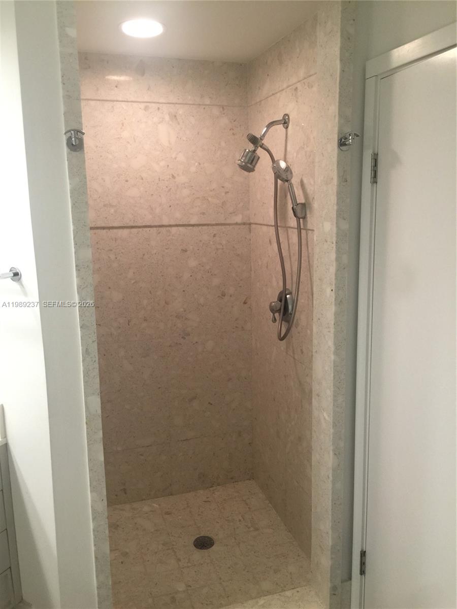 THE VISTAS CONDO - Residential Lease