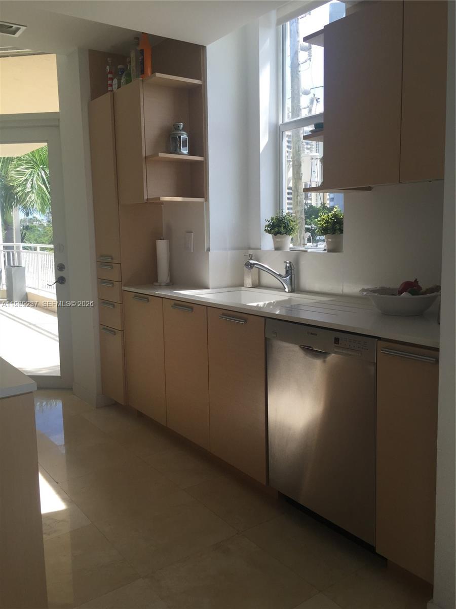 THE VISTAS CONDO - Residential Lease