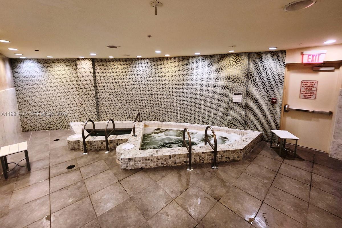 VIZCAYNE SOUTH CONDO - Residential