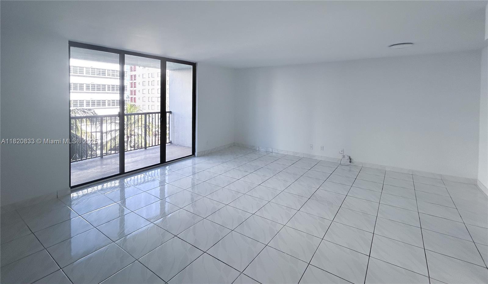 1800 Collins Ave 5C