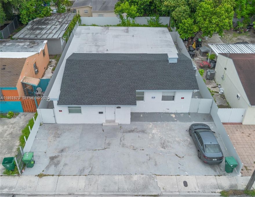 Unique 4 bed, 3 bath single family home in the heart of Allapattah on a 6,575 SF corner lot. With 2.052 Sf of adjusted area and flexible layout, this property is perfect for investors,rental ncome, or development. Zone T5-O in a OPPORTUNITY ZONE, it allows multifamily, comercial or mixed-use redevelopment. Live, rent, or build endless possibilities in one of Miami"s fastest growing areas. Minutes fronWynwwod, Downtown and Miami River.