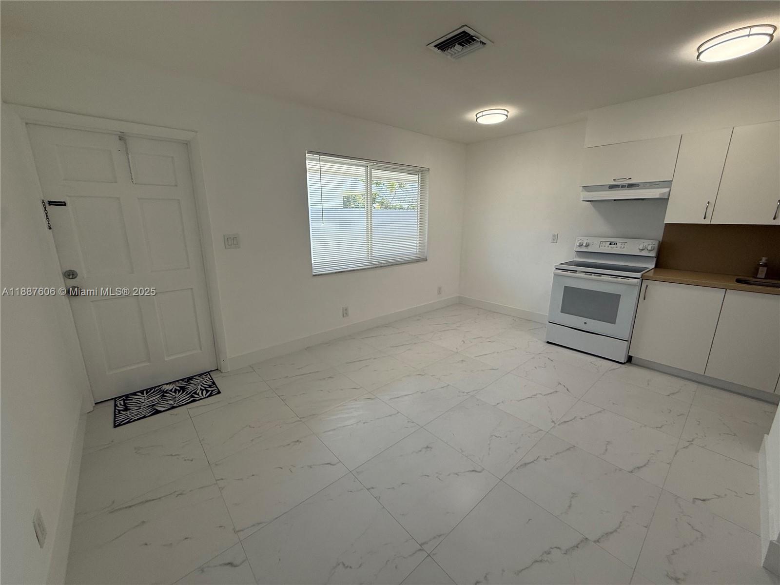 LAKESIDE ESTATES NO 2 - Residential Lease