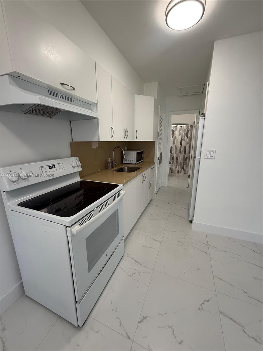 LAKESIDE ESTATES NO 2 - Residential Lease