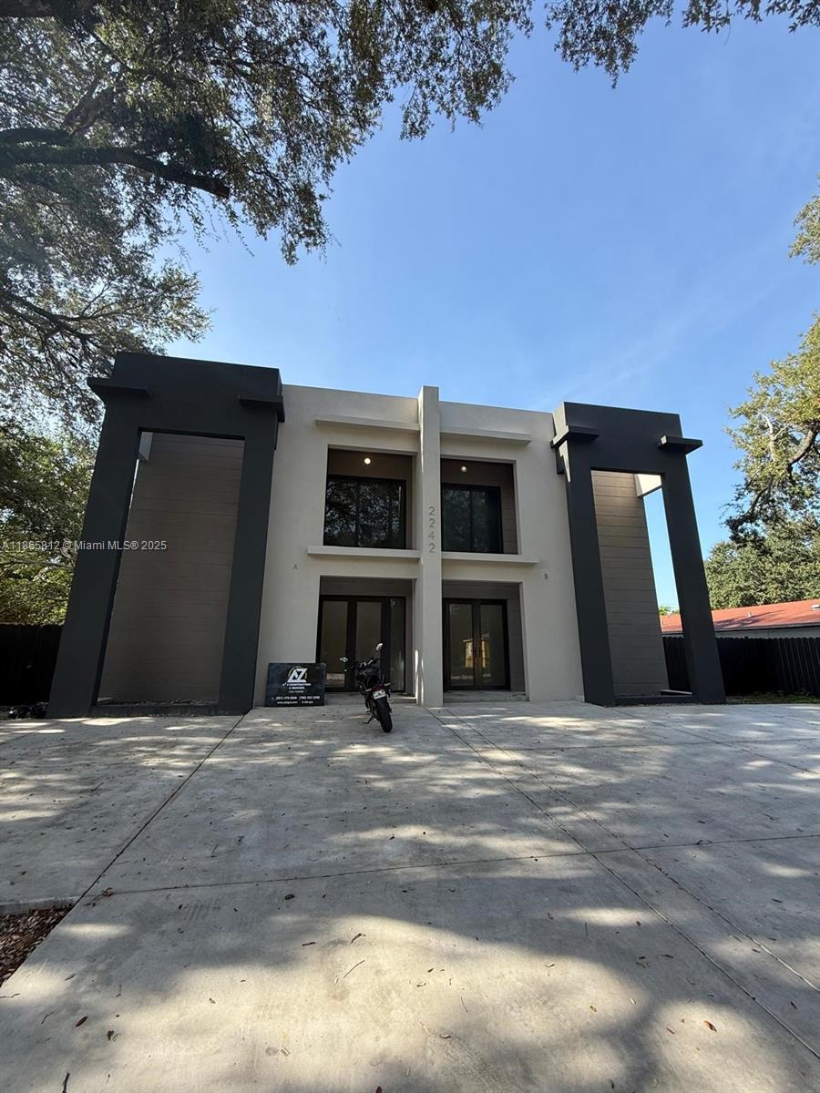 New construction Duplex 4 Bed /3 Full Bath, 1 downstair bedroom, modern design.
Impact windows and new kitchen with quartz countertop, fenced, two car parking, washer and dryer inside the unit.
Don't miss this opportunity to live in a new house.
Equal opportunity housing