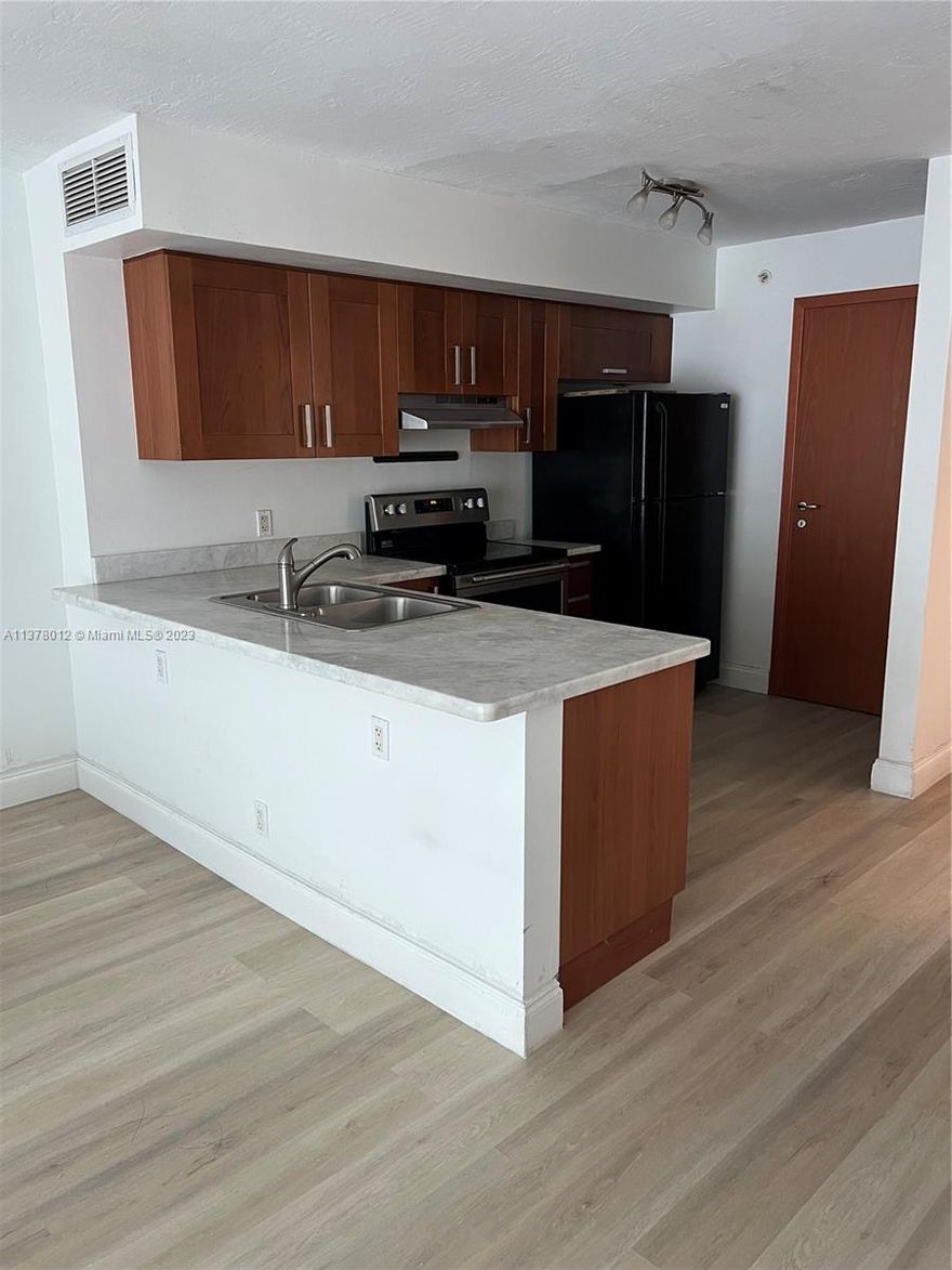 Great location beach !! One block from Bal Harbor Mall, close to Publix, stores and restaurants. 
Beach attendant, valet parking, concierge 24/7, gym and pool. Washer and Dryer in the unit. New floor !