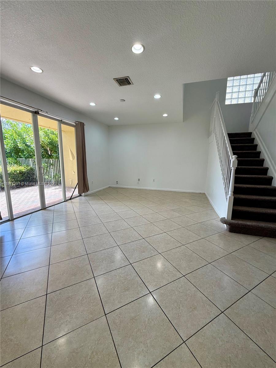 OLYMPIA 2 - Residential Lease