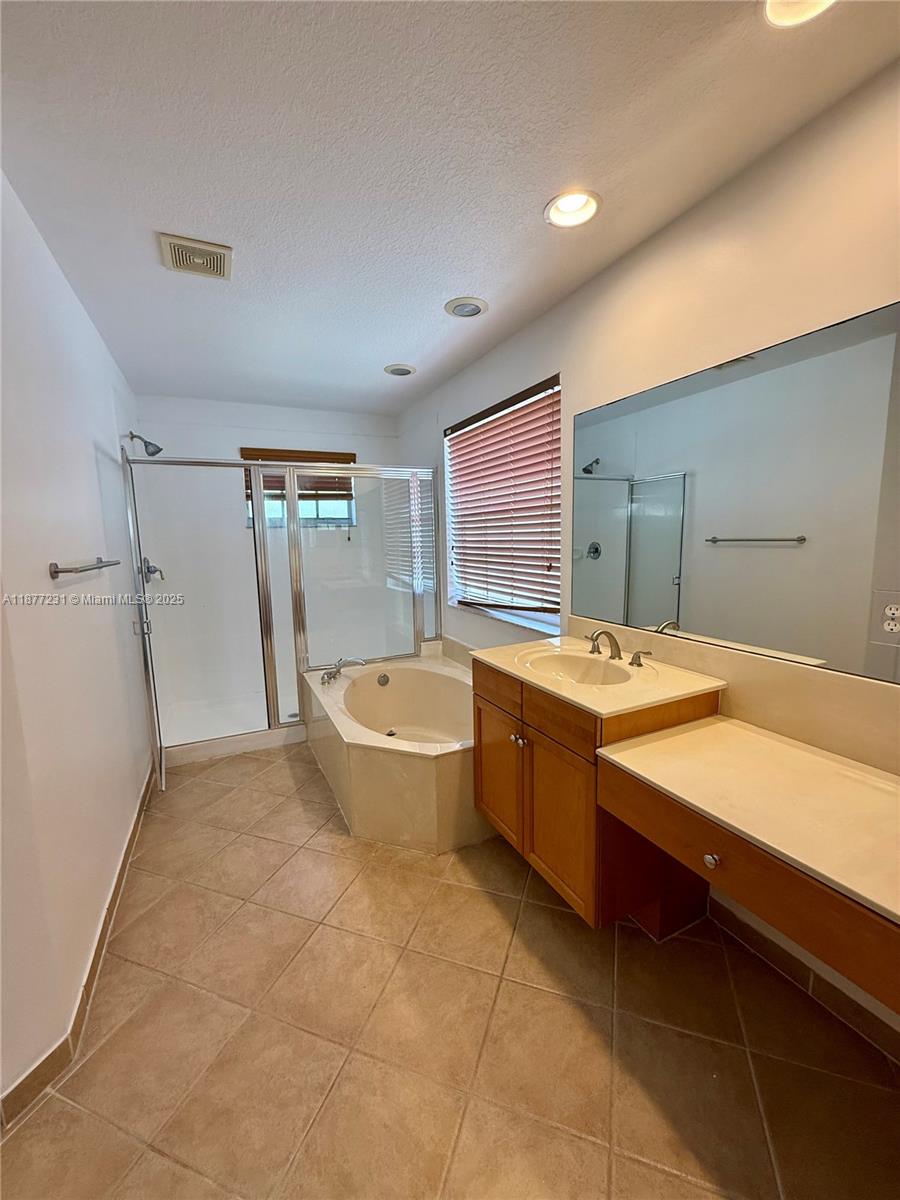 OLYMPIA 2 - Residential Lease