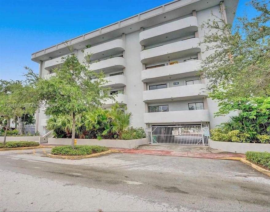 1BD & DEN (2ND BED) WITH 2 FULL BATH, GREAT NATURAL LIGHT, CLOSE TO BEACH. MODERN KITCHEN, BIG CLOSETS.  GREAT LOCATION!