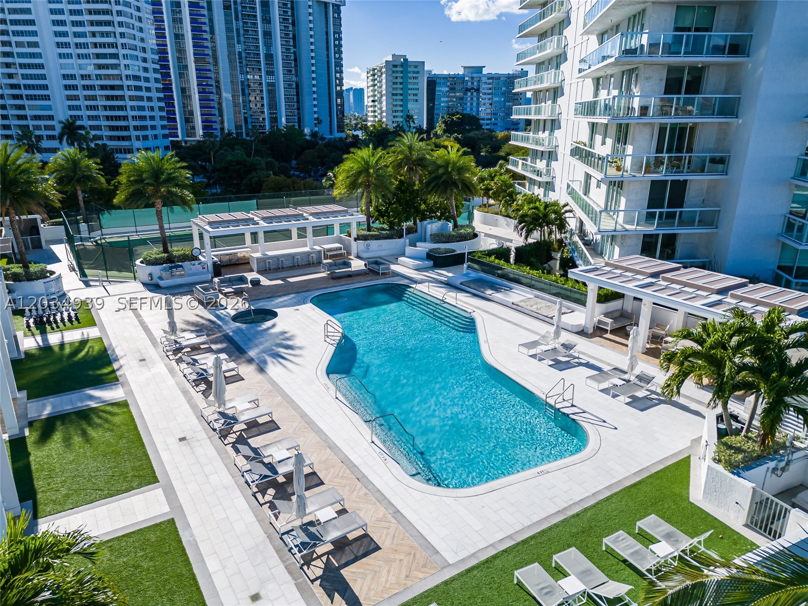 10 Venetian Way PH04