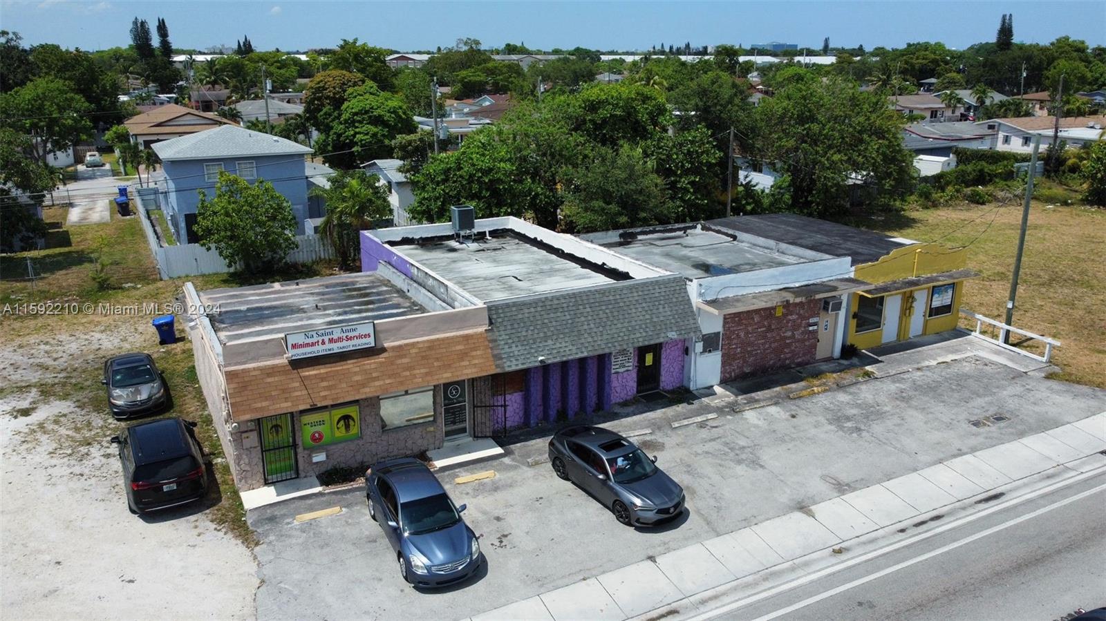 Ideal Location: Situated on Pembroke Road, this property enjoys high visibility and accessibility, ensuring maximum exposure for your business.
Versatile Space: With 900 square feet at your disposal, the possibilities are endless. Customize the layout to suit your business needs, whether it's a modern office space or a trendy storefront.
Remodeling Potential: Bring your vision to life! This property presents an exciting opportunity to remodel and create a space that reflects your brand identity and caters to your clientele.
Thriving Community: Join a vibrant community of businesses and residents in one of Pembroke's most dynamic neighborhoods. Benefit from the area's bustling foot traffic and strong economic growth.
Don't Miss Out!