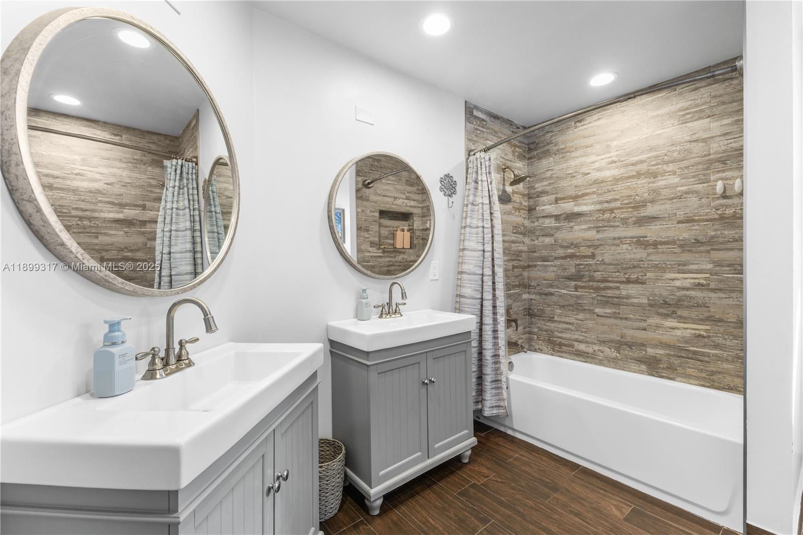 EMBASSY LAKES - Residential