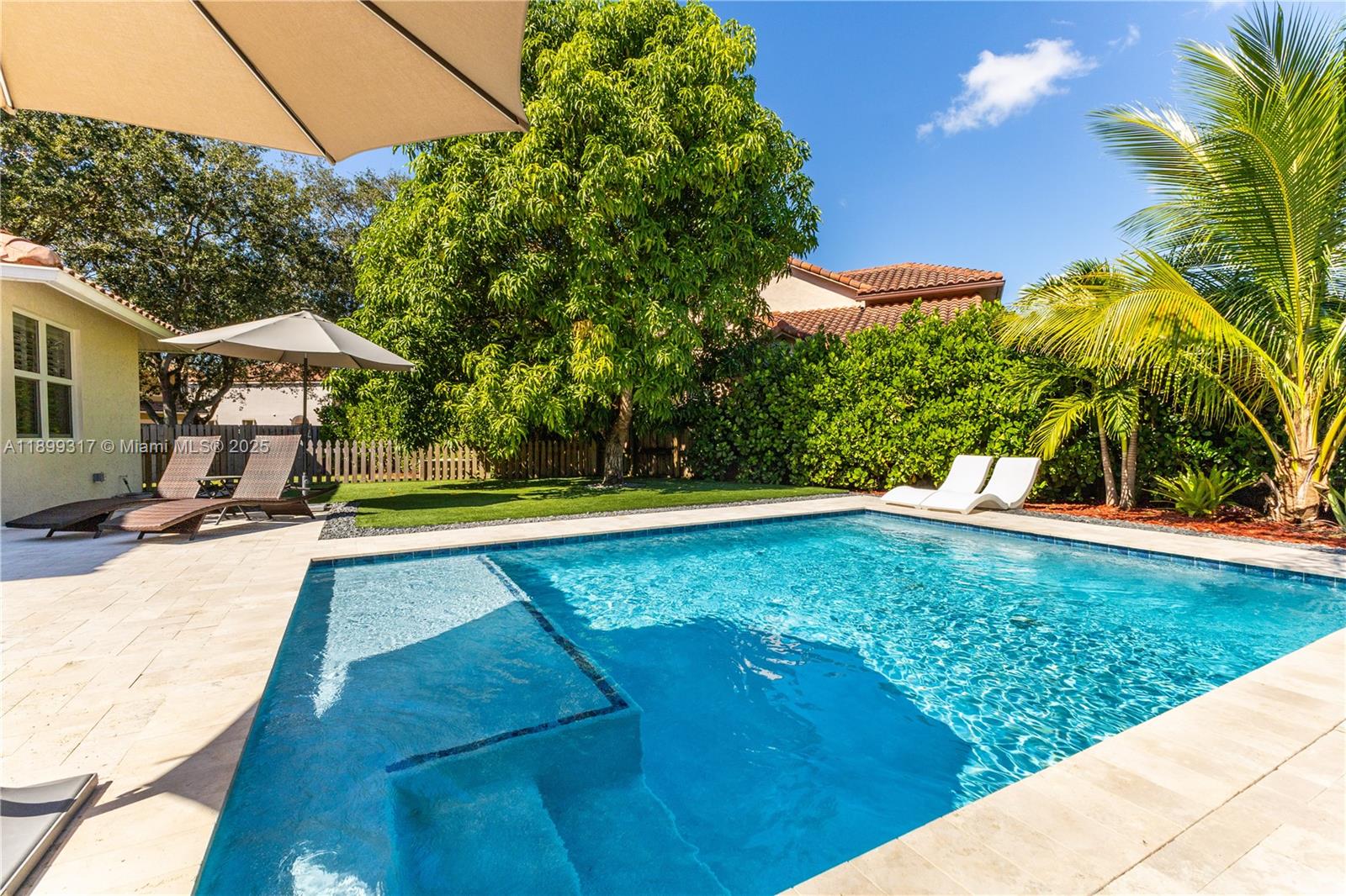 EMBASSY LAKES - Residential