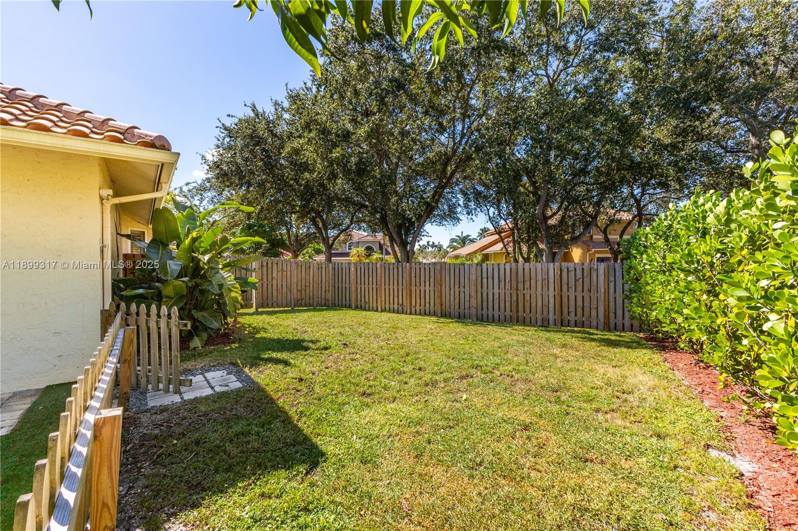 EMBASSY LAKES - Residential