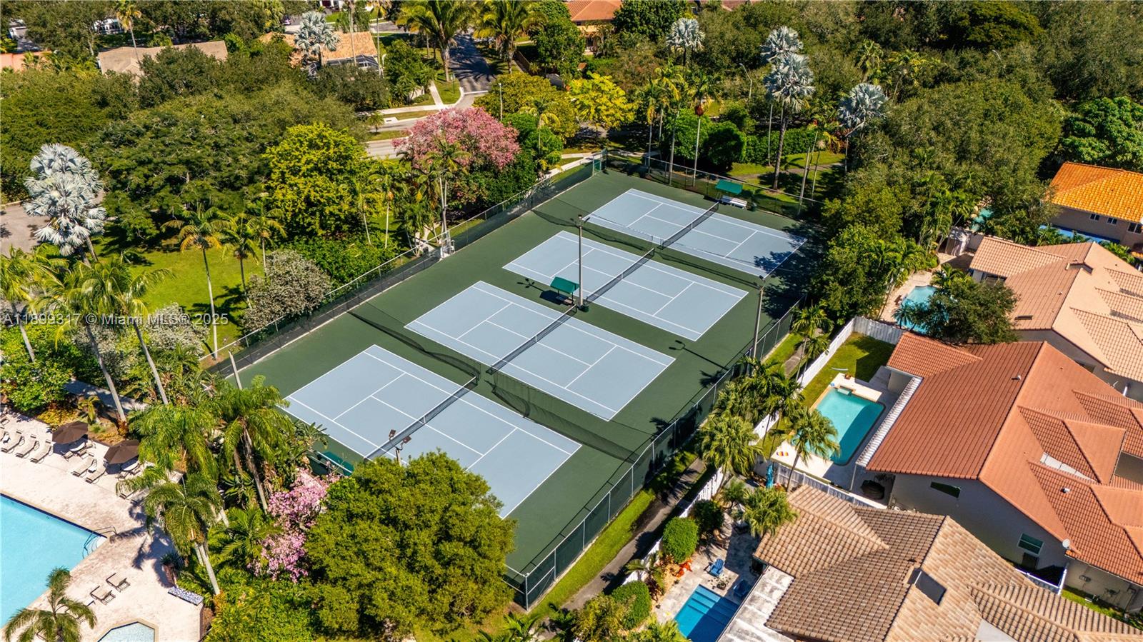 EMBASSY LAKES - Residential