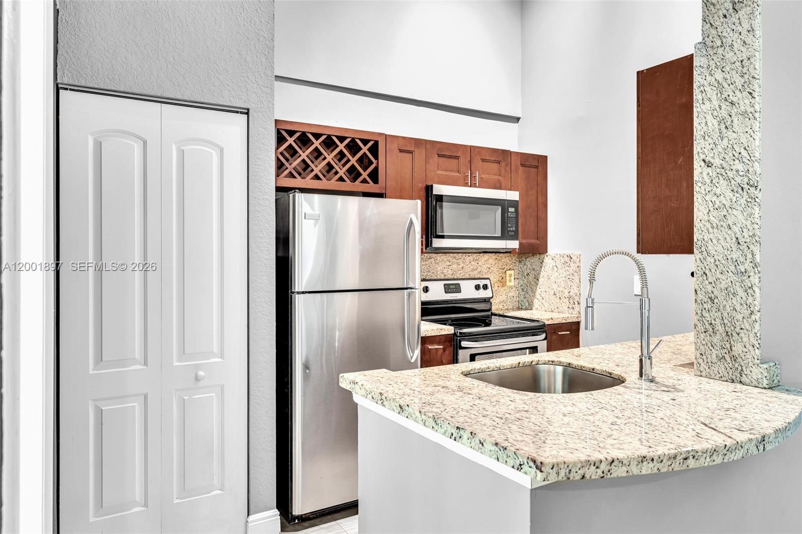 LAKEVIEW CLUB CONDO - Residential Lease