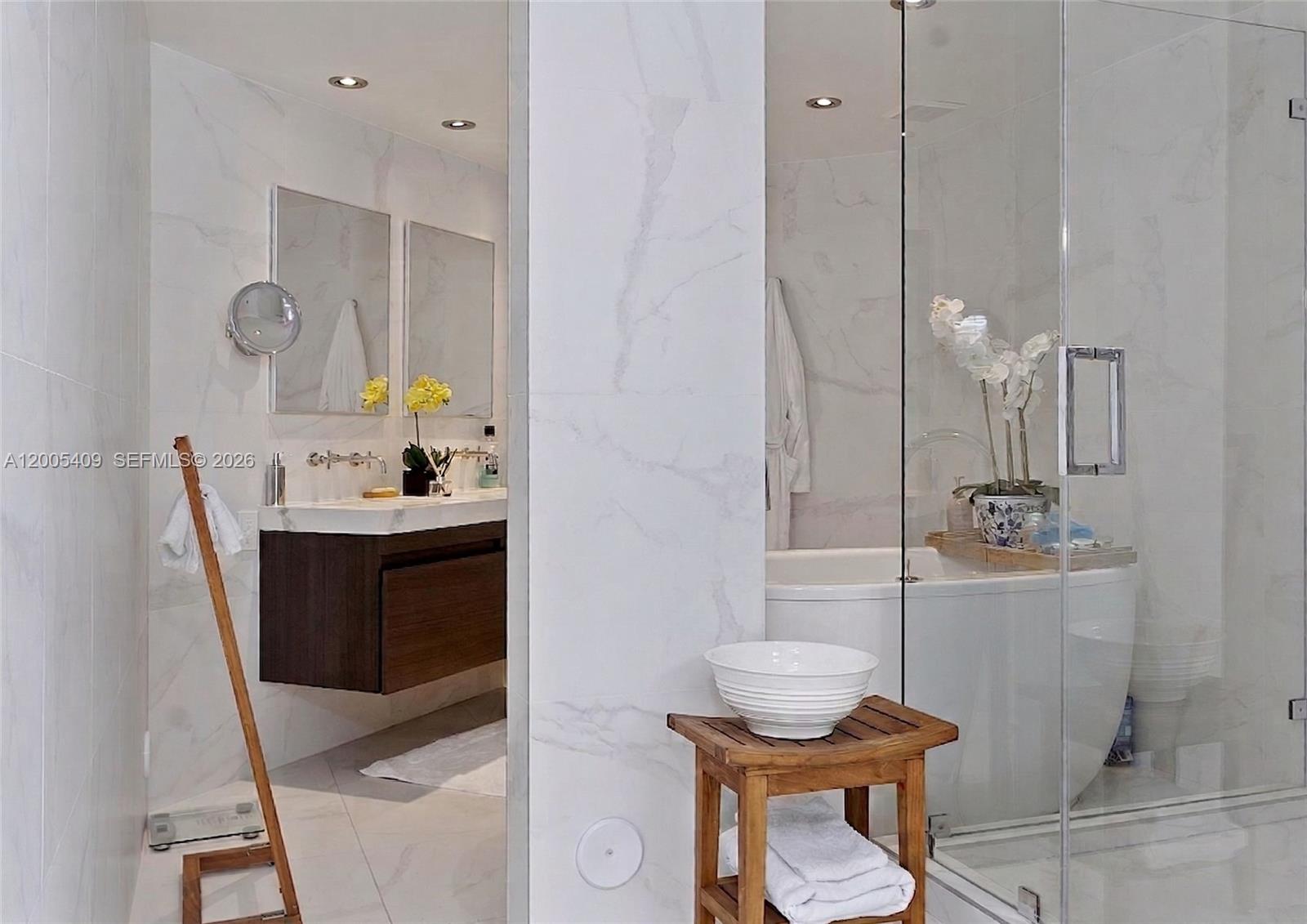 THE GRAND VENETIAN CONDO - Residential