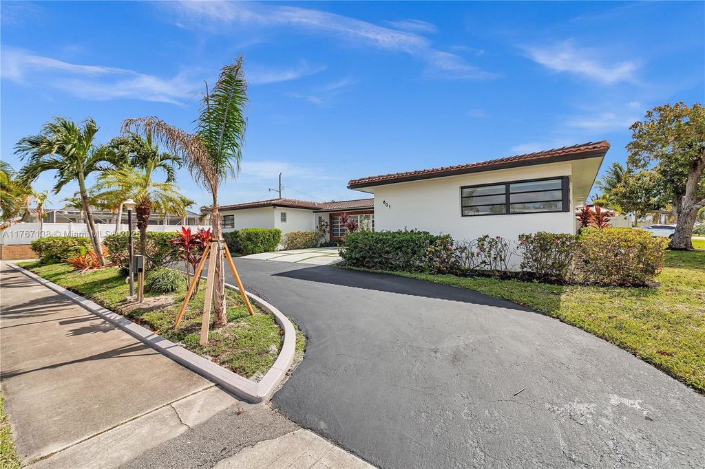 Photo of 601 E Chaminade Dr #0, Hollywood, FL 33021 (MLS # A11767138)