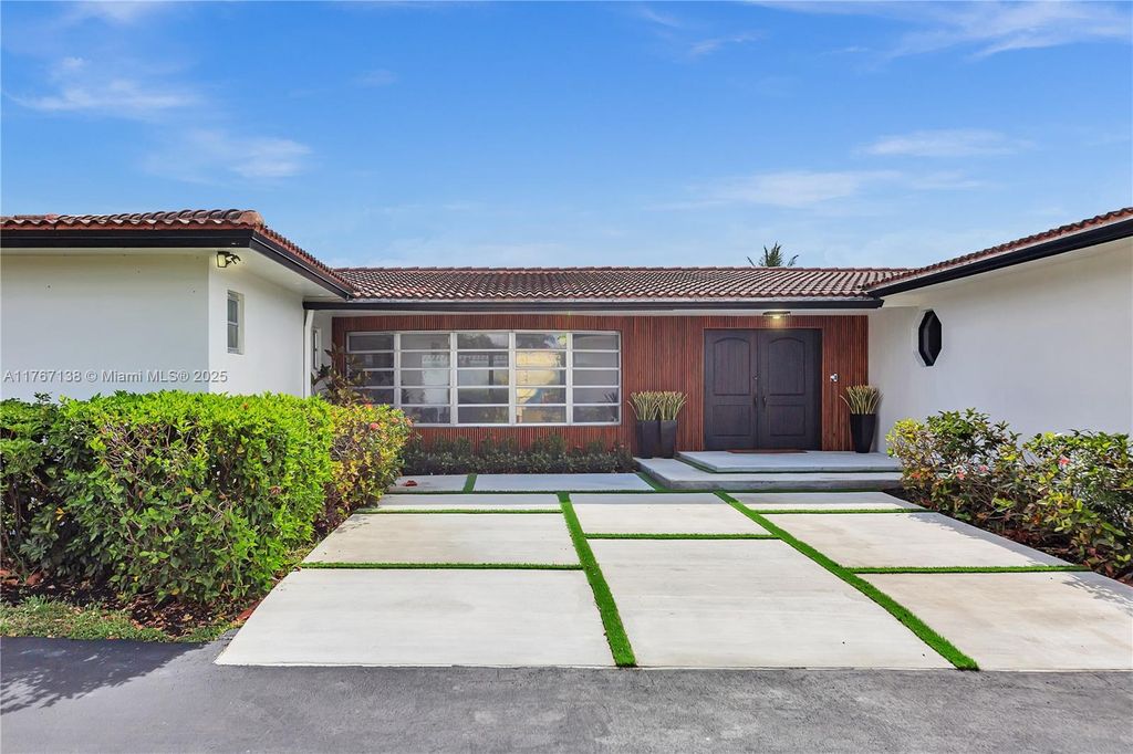 Photo of 601 E Chaminade Dr #0, Hollywood, FL 33021 (MLS # A11767138)