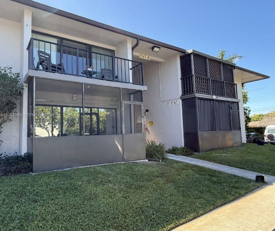 Stunning and bright unit in the heart of Hollywood! This beautifully maintained home features an open layout and modern finishes. Ideally located minutes from the beach, downtown Hollywood, shopping centers, and major highways. Perfect for anyone looking for a move-in ready home in a prime location. Easy to show. Don't miss this opportunity!