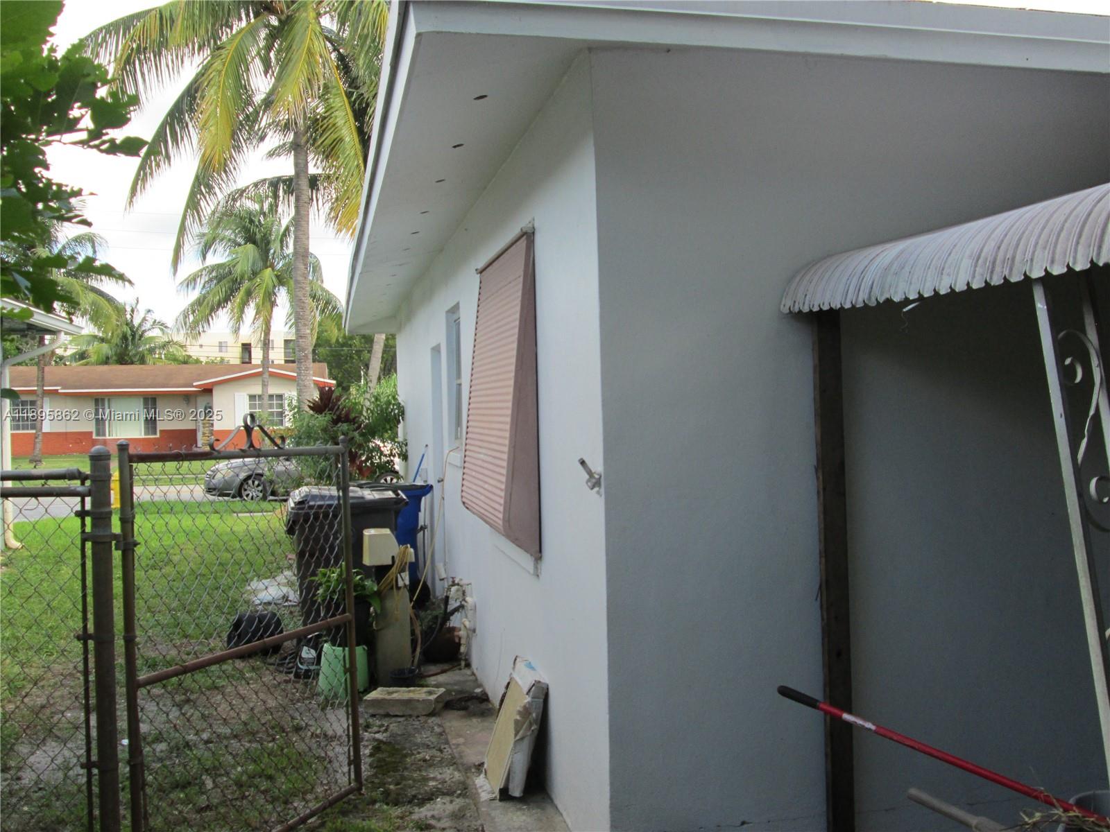 LAUDERDALE LAKES EAST GAT - Residential