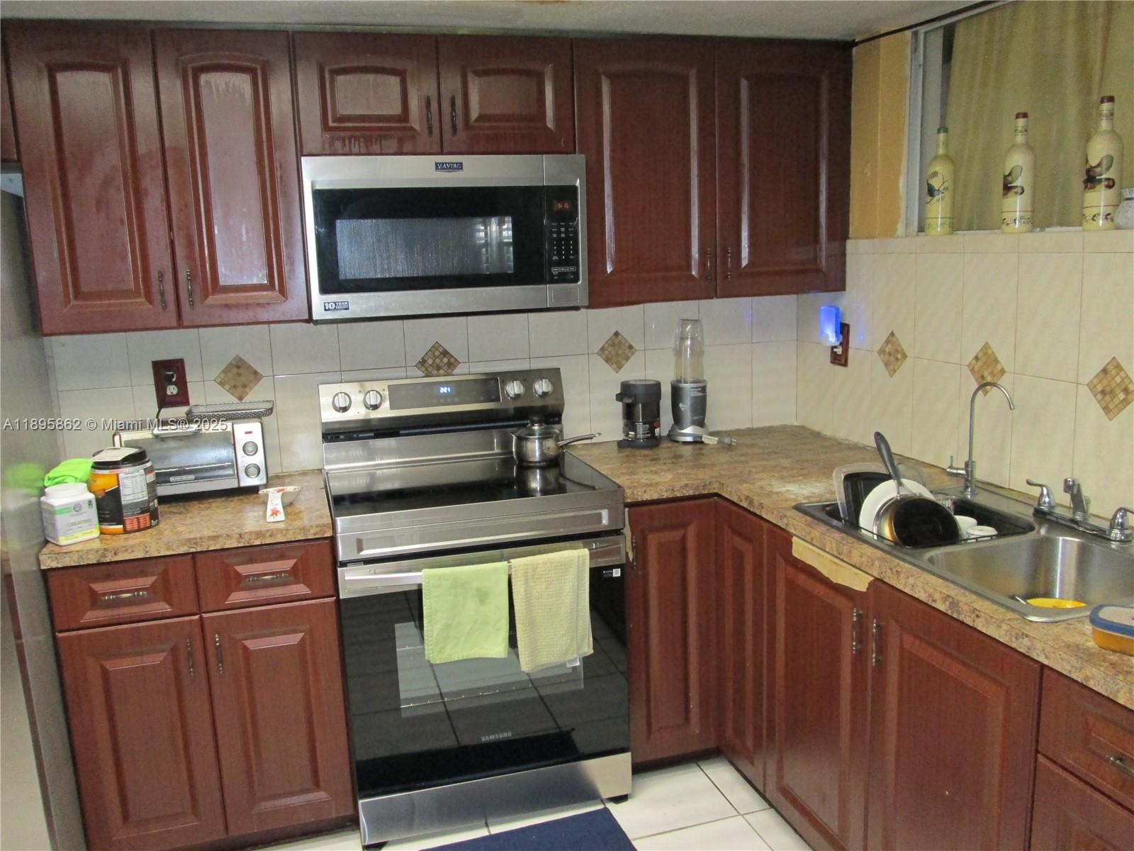 LAUDERDALE LAKES EAST GAT - Residential